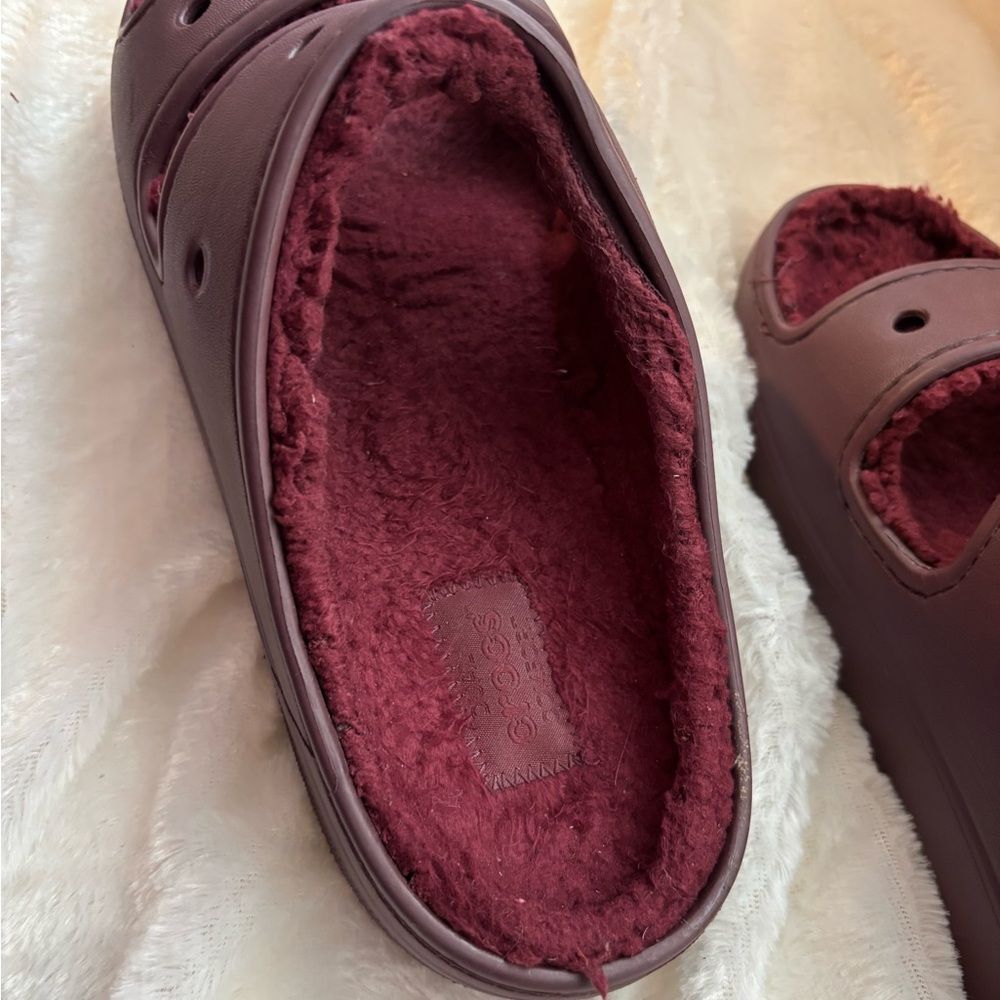 Crocs Unisex Burgundy Lined Sandals EUC - Picture 6 of 8